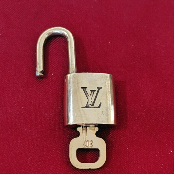 ✨🔐 # 307 Louis Vuitton padlock and key vintage - Picture 3 of 5